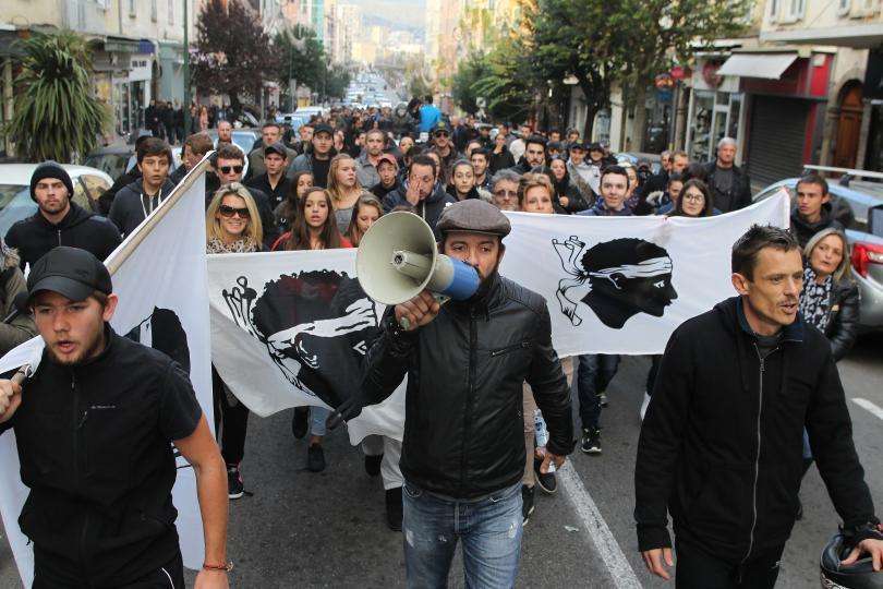 ΚΟΡΣΙΚΗ: Χιλιάδες διαδηλωτές υπέρ της αυτονομίας