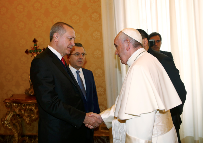 Ο Ερντογάν ζητά κυρώσεις κατά του Ισραήλ μιλώντας με τον Πάπα Φραγκίσκο