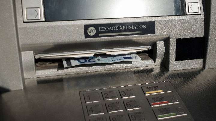 Χαλαρώνουν κι άλλο τα capital controls για όποιον έχει λεφτά για να πάει ATM