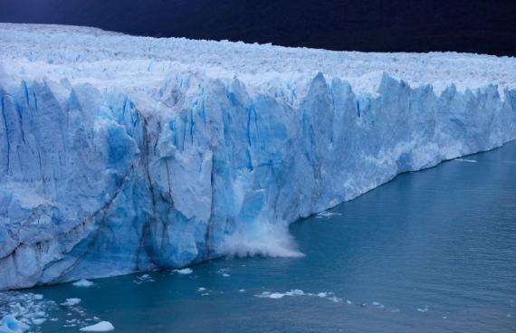 Έτοιμος να καταρρεύσει τεράστιος παγετώνας στην Αργεντινή!