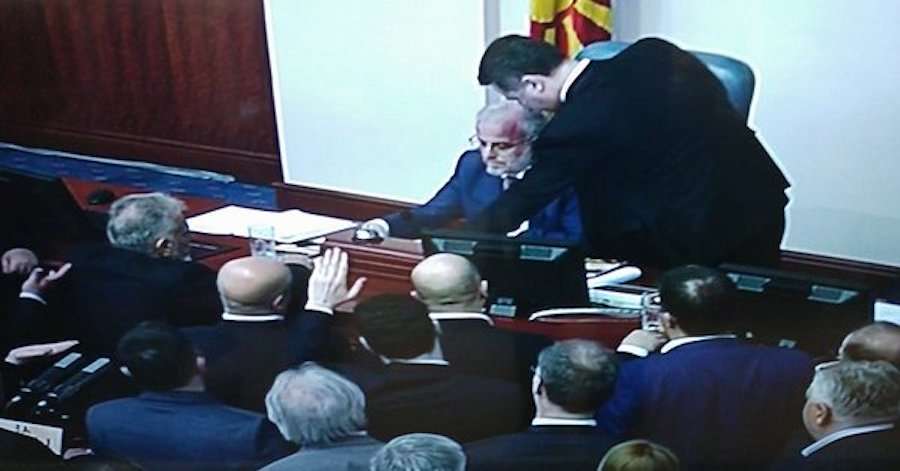 Επεισόδια στη Βουλή των Σκοπίων για νομοσχέδιο που έχει να κάνει με την αλβανική γλώσσα