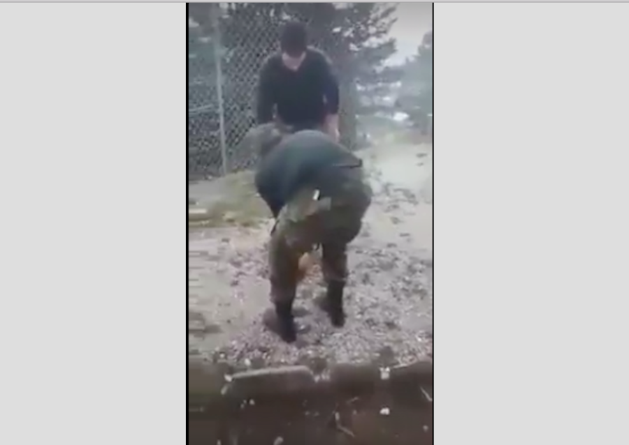 Αποτροπιασμός από βίντεο που δείχνει στρατιώτες να πετούν σκύλο σε γκρεμό!