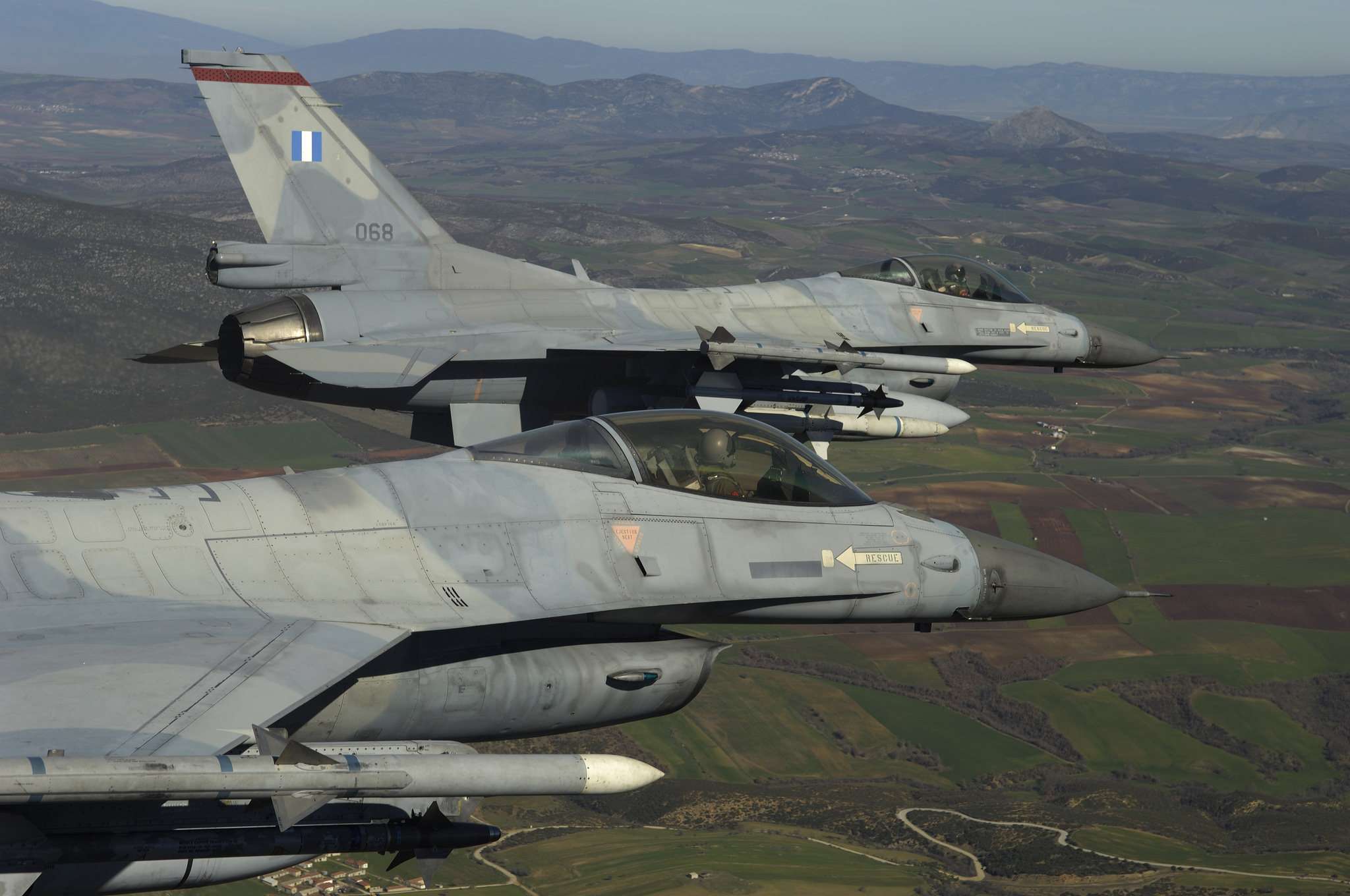 Χαμηλή διέλευση ελληνικών F-16 στα Τίρανα