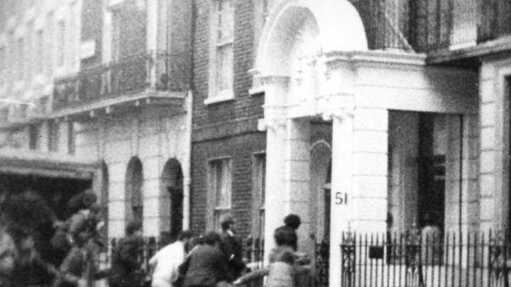 21η Απριλίου 1967:  Η κατάληψη της ελληνικής πρεσβείας στο Λονδίνο, μία εβδομάδα μετά το πραξικόπημα