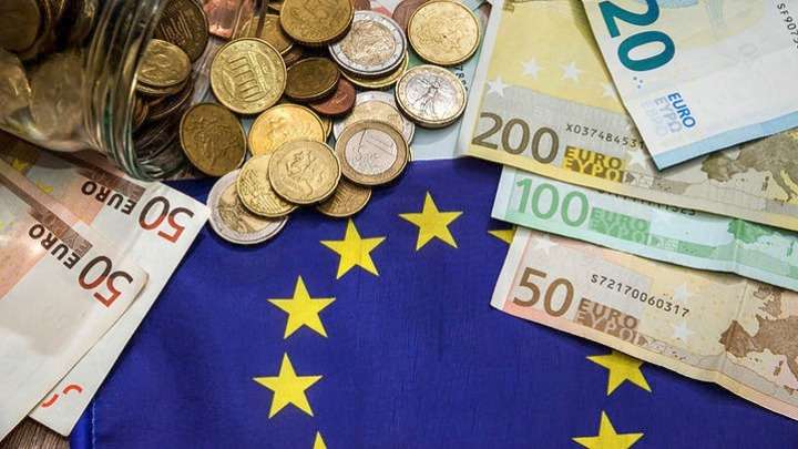 WSJ: Το ευρώ αποτελεί ένα από τα πιο σημαντικά γεγονότα στη μεταπολεμική Ευρώπη