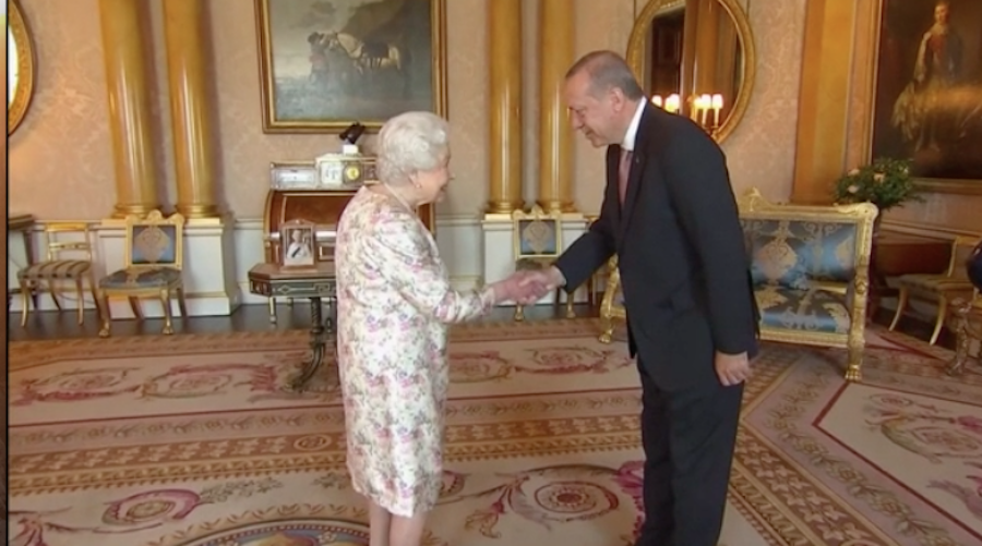 Επεισόδια στο Λονδίνο για την επίσκεψη Ερντογάν που έγινε δεκτός και από τη βασίλισσα