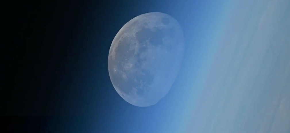 Όταν η Σελήνη χάνεται! Η απίστευτη στιγμή σε βίντεο από το διάστημα!