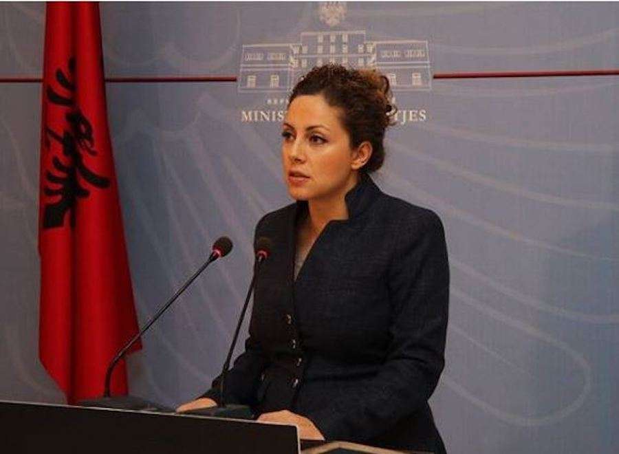 Η υπουργός Άμυνας της Αλβανίας θεωρεί απειλή την Ελλάδα και ζητά αμερικανική προστασία!