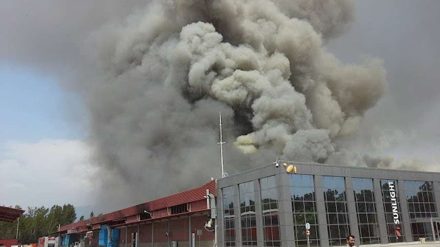 Καίγεται στην Ξάνθη το εργοστάσιο που παράγει μπαταρίες για τα υποβρύχια του ΠΝ