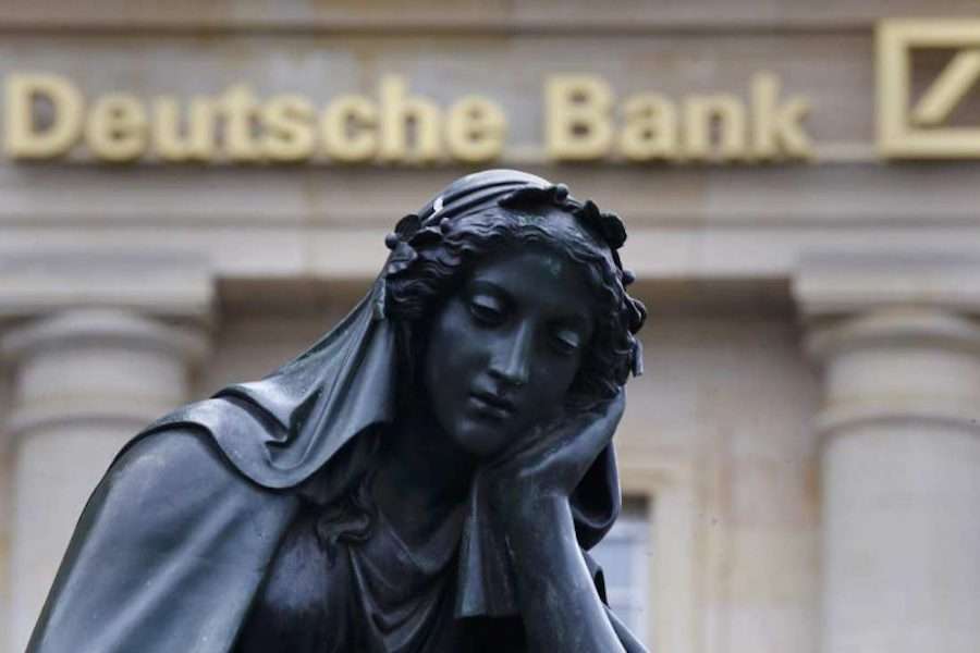 Ανησυχία από την κατρακύλα της Deutsche Bank