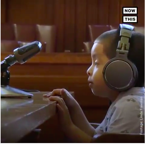Βίντεο θλίψη από τις ΗΠΑ: Μικρά παιδιά μεταναστών μόνα και αμήχανα στο δικαστήριο