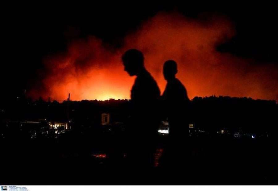 Νέα Μάκρη: Κάηκαν σπίτια από τη φωτιά