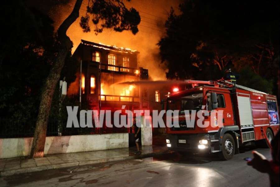 Καίγεται το Πολεμικό Μουσείο στο κέντρο των Χανίων