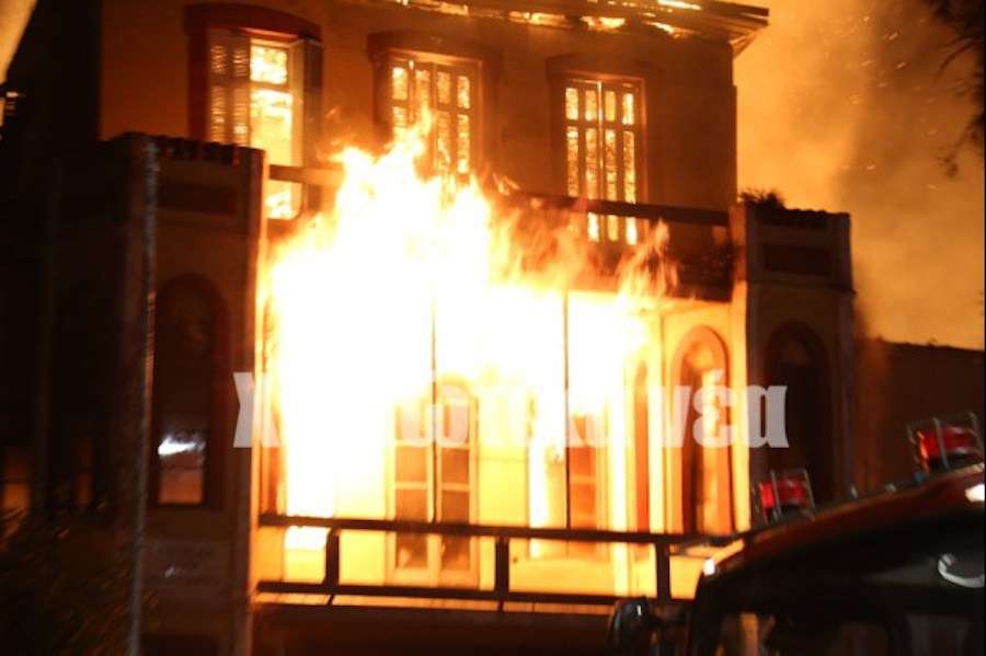 Απόλυτη καταστροφή για το Πολεμικό Μουσείο στα Χανιά από την πυρκαγιά