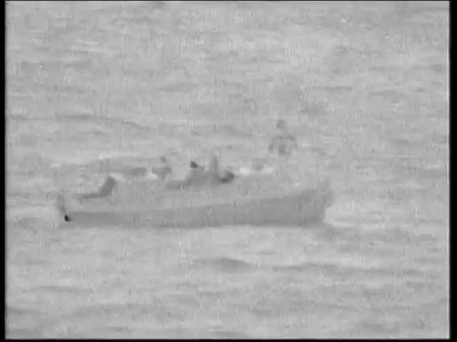 Βίντεο διάσωσης Δανού που έπεσε στη θάλασσα λόγω φωτιάς,από το πλήρωμα της φρεγάτας ΕΛΛΗ