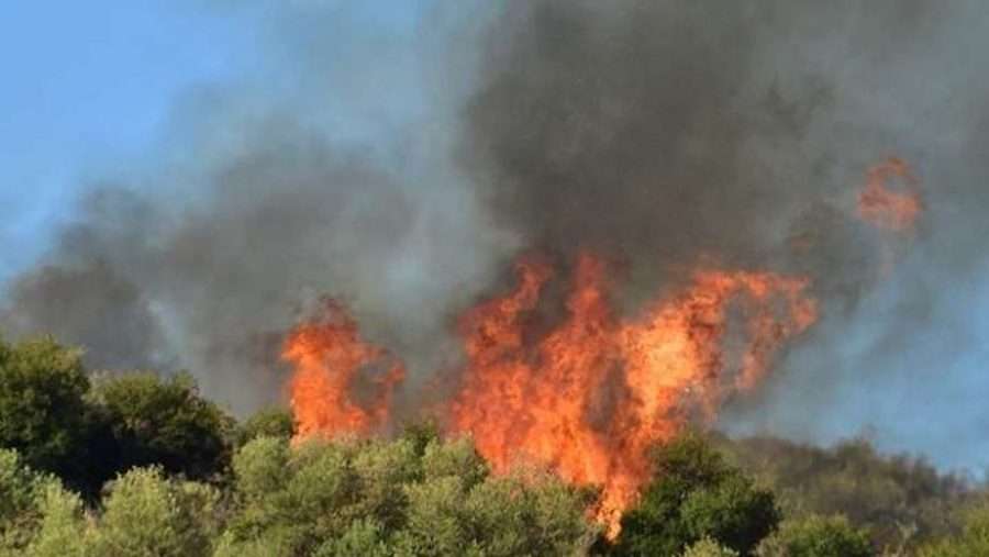 Φωτιά στην Κερατέα, εκκενώνονται οικισμοί, κινδυνεύουν σπίτια