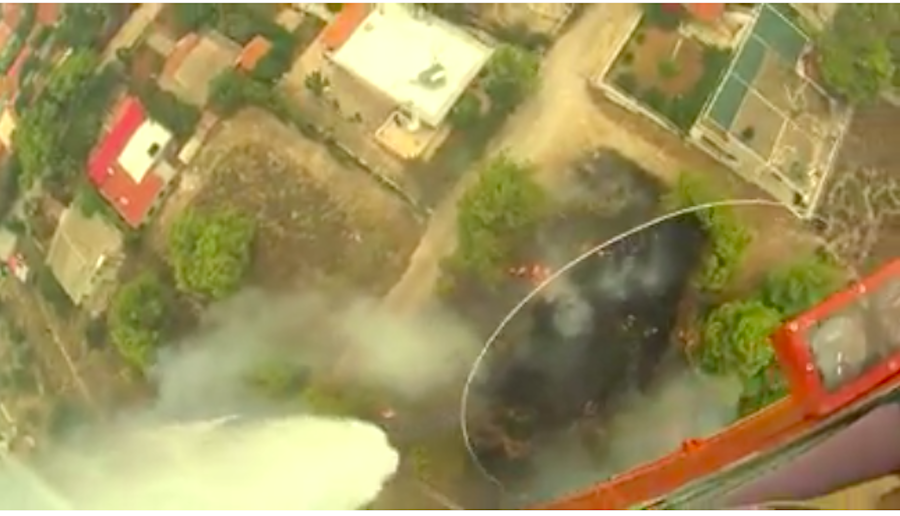 Βίντεο από πυροσβεστικό ελικόπτερο πάνω από τη πύρινη λαίλαπα στην Κινέτα