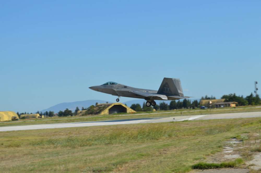 Τα F-22 των ΗΠΑ στη Λάρισα! Φωτογραφίες από την υποδοχή τους