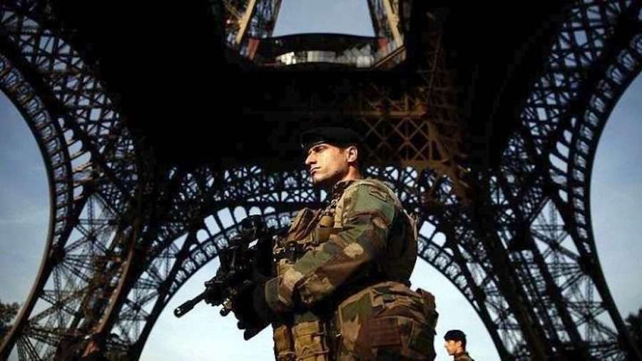 Επίθεση με μαχαίρι στο Παρίσι ,ένας νεκρός