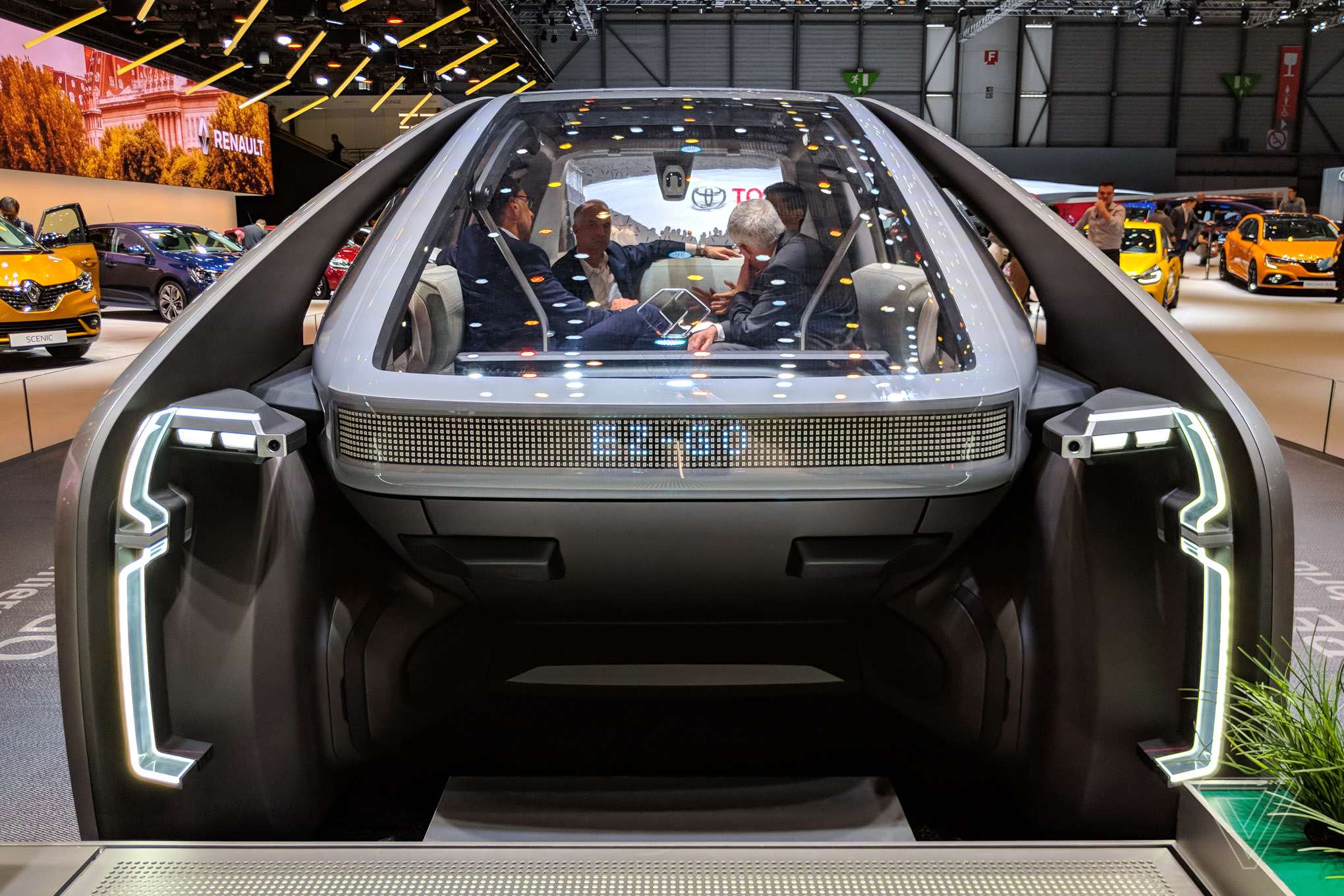 Η Renault αποκαλύπτει νέο premium ρομποτικό concept car στο Παρίσι