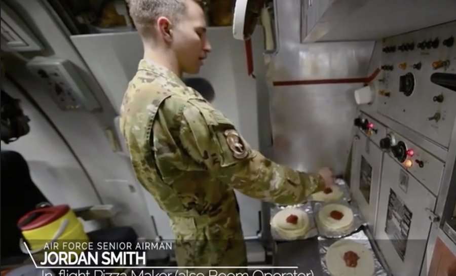 Πίτσα στα ιπτάμενα τάνκερ των ΗΠΑ! Ανεφοδιασμός πληρώματος - Βίντεο