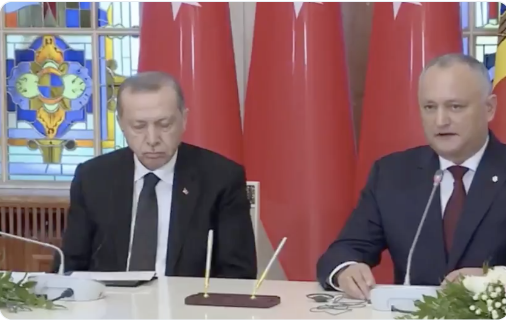 Ο Ταγίπ κοιμήθηκε καθιστός δίπλα στον πρόεδρο της Μολδαβίας! Βίντεο