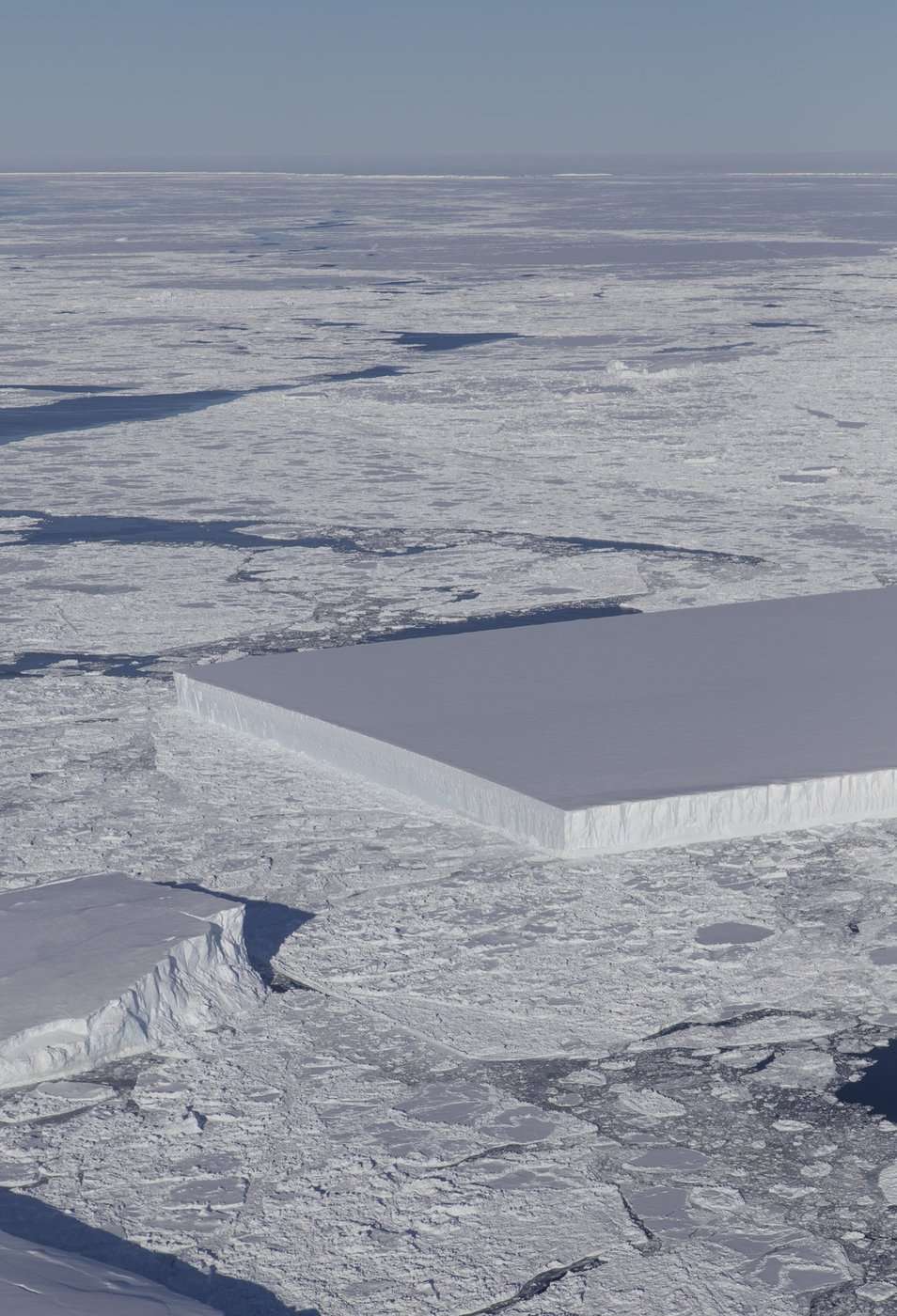 Γεωμετρικό παγόβουνο σαν γιγάντιο παγάκι φωτογράφησε η NASA