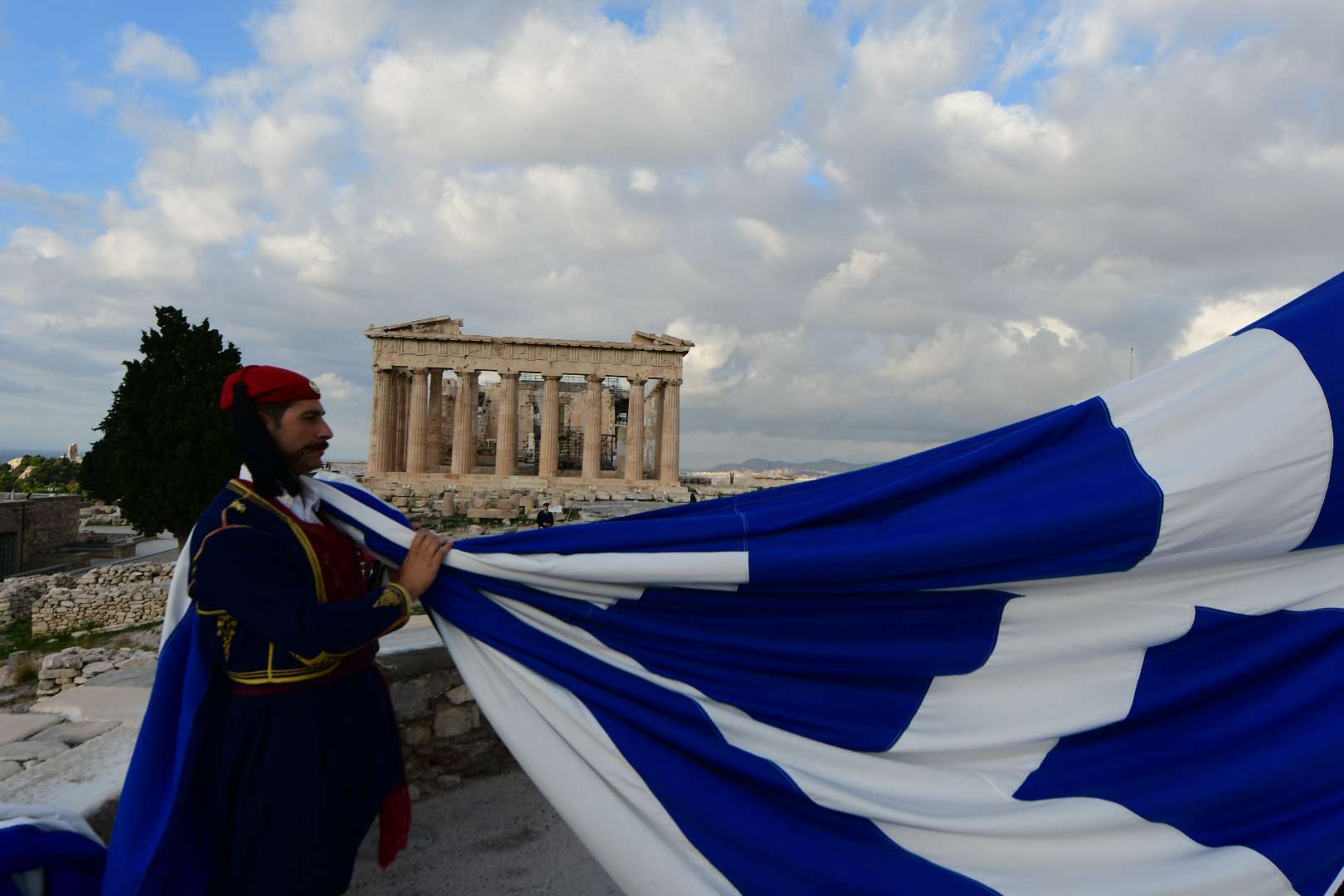 Ξημέρωμα 28ης Οκτωβρίου! Έπαρση σημαίας από τους Εύζωνες- Φωτογραφίες από τον Ν.Παναγιωτόπουλο
