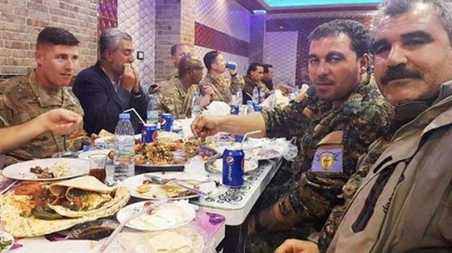 Η φωτογραφία από το δείπνο Αμερικανών και Κούρδων που έκανε έξαλλο Ερντογάν και Ακάρ!