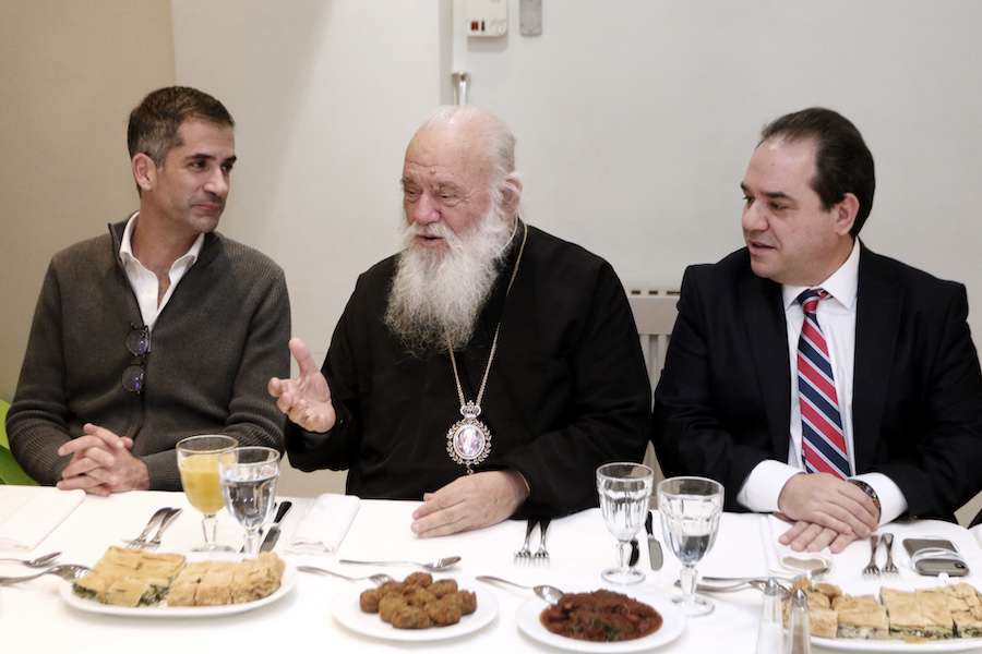 Ο Αρχιεπίσκοπος Ιερώνυμος και ο Κώστας Μπακογιάννης έφαγαν με παιδιά πρόσφυγες