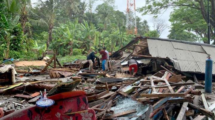 Ινδονησία: Στους 222 έχουν φθάσει οι νεκροί από το τσουνάμι