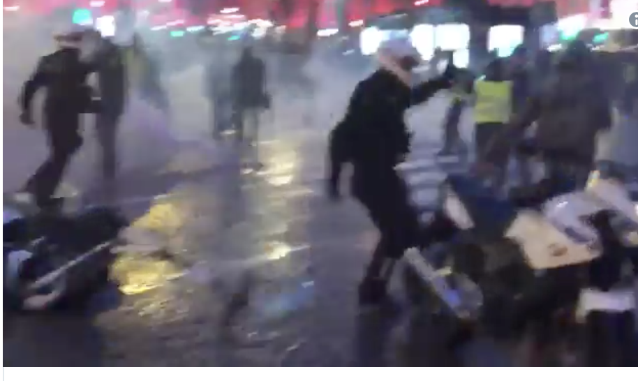 Αστυνομικός απειλεί με το όπλο του οργισμένους διαδηλωτές στο Παρίσι! Βίντεο