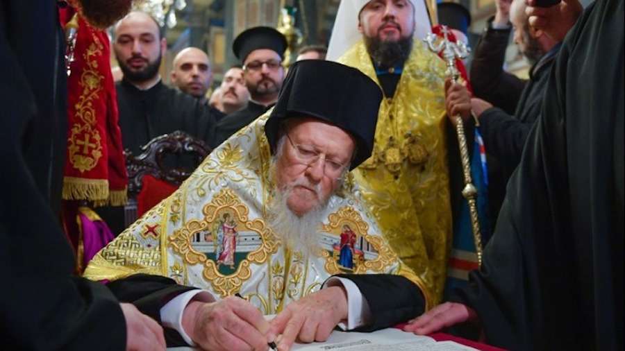 Ο Οικουμενικός Πατριάρχης υπέγραψε την αυτοκεφαλία στην εκκλησία της Ουκρανίας