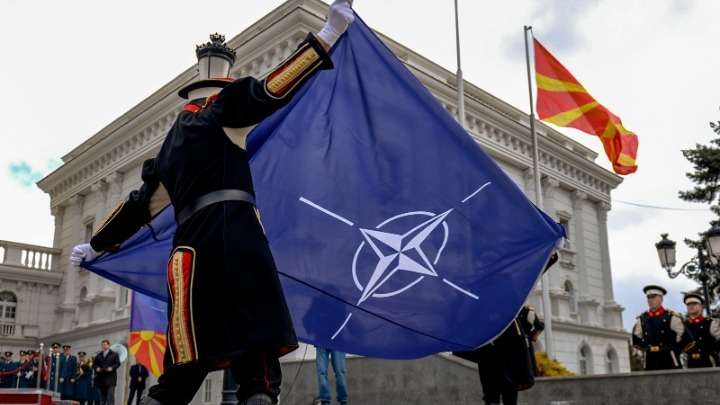 Ύψωσαν τη σημαία του ΝΑΤΟ στα Σκόπια με τον Ζάεφ να μιλά ως πρωθυπουργός της Βόρειας Μακεδονίας