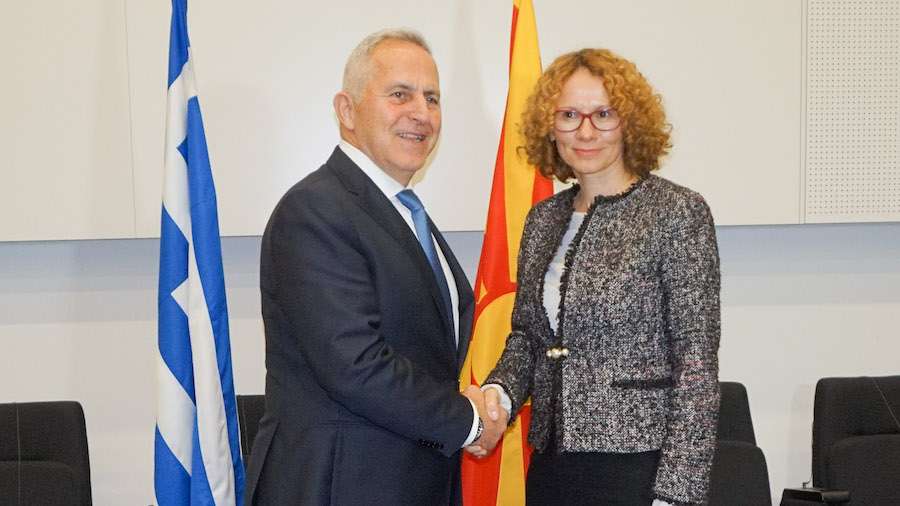 Ο Αποστολάκης υποδέχεται την υπουργό Άμυνας της Βόρειας Μακεδονίας αφού πρώτα πάει στις ΗΠΑ