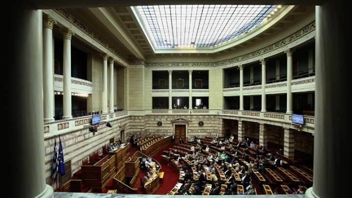 Υπερψηφίστηκε η πρόταση για αποσύνδεση της εκλογής του ΠτΔ από τη διάλυση της Βουλής