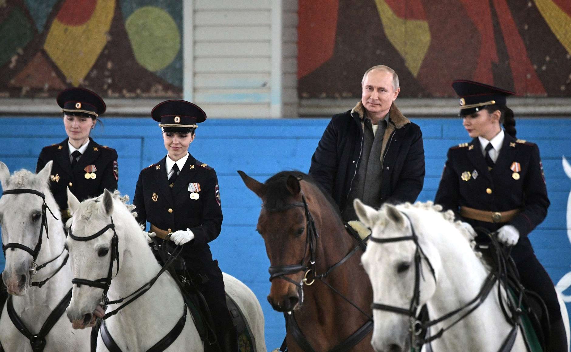 Ο Πούτιν κάνει ιππασία μαζί με γυναίκες αστυνομικούς για την Παγκόσμια Ημέρα της Γυναίκας