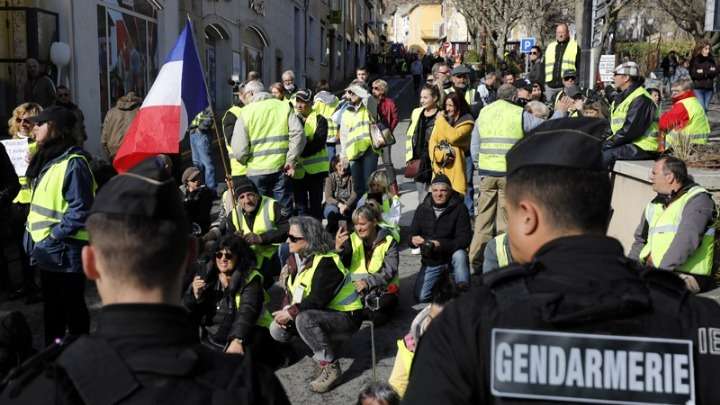 Γαλλία: Τα Κίτρινα Γιλέκα αναζητούν τρόπο να μείνουν 