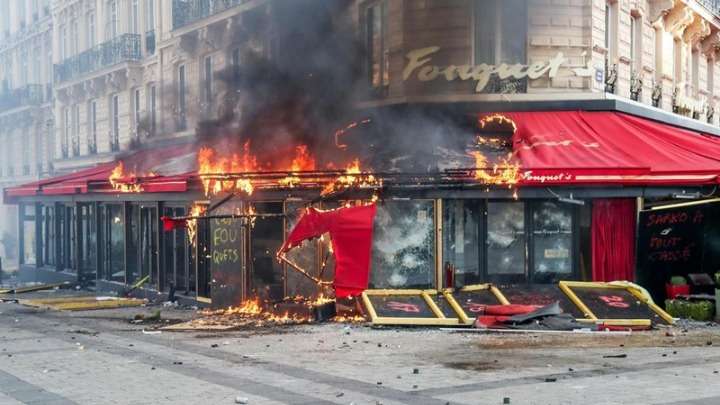Το Παρίσι στις φλόγες μετά από συγκρούσεις Κίτρινων Γιλέκων και αστυνομίας-Βίντεο