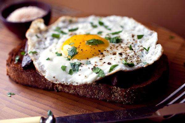 Υγεία: Τελικά τα αυγά αυξάνουν ή δεν αυξάνουν τη χοληστερίνη;