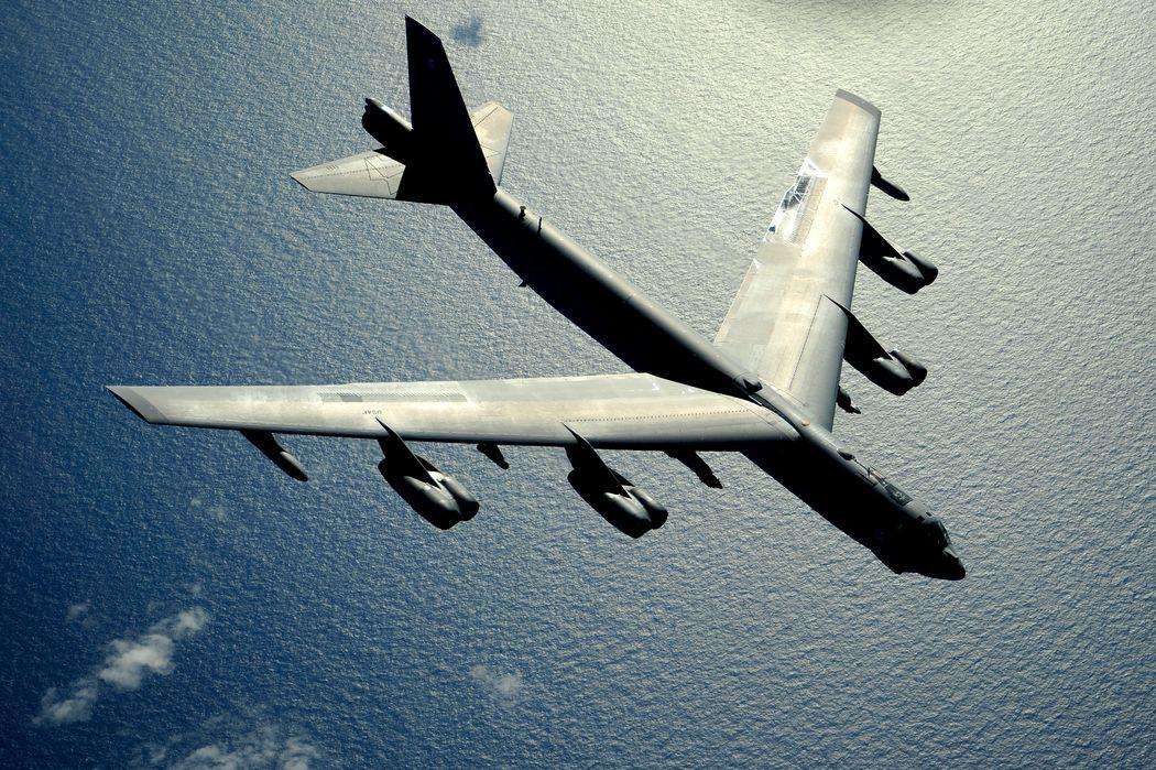 Αμερικανικά B-52 συνοδευόμενα από ελληνικά F-16 πετούν πάνω από την Κύπρο!