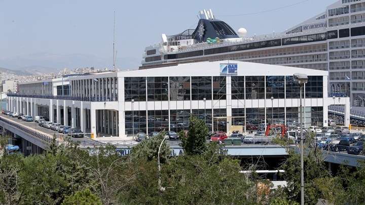 Το λιμάνι του Πειραιά θα ξεπεράσει φέτος τη Βαλένθια σε διακίνηση κοντέινερ