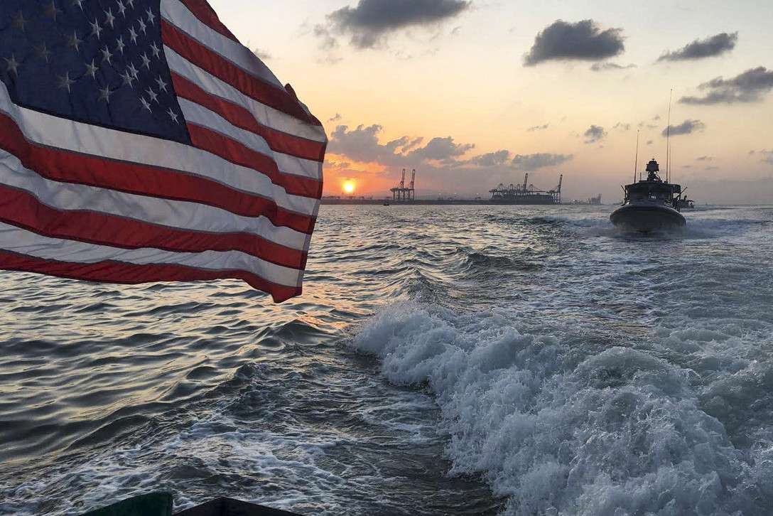 Το ναυτικό των ΗΠΑ αναχαίτισε αλιευτικό σκάφος που μετέφερε πυρομαχικά στον κόλπο του Ομάν