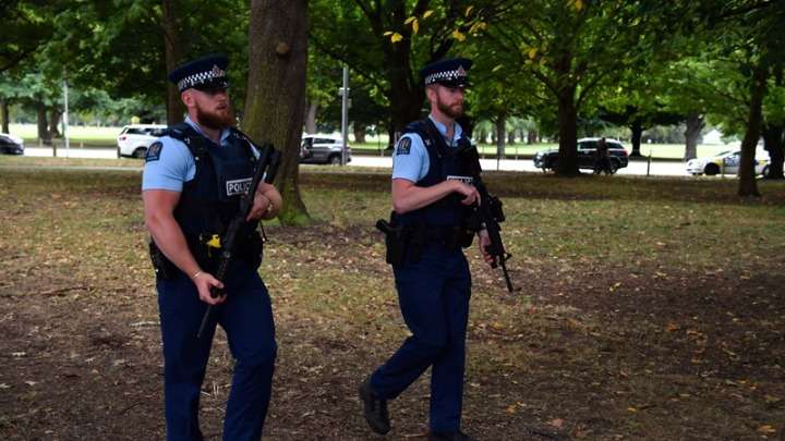 Ένοπλοι αστυνομικοί αναπτύχθηκαν στο Δυτικό Όκλαντ της Νέας Ζηλανδίας