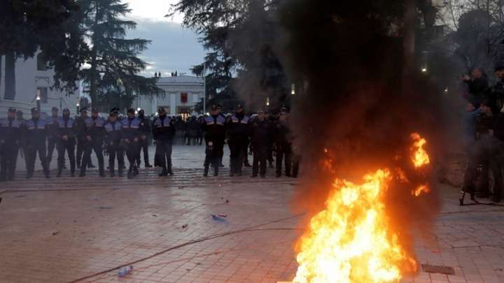 Αλβανία: Ταραχές με τραυματίες διαδηλωτές και αστυνομικούς