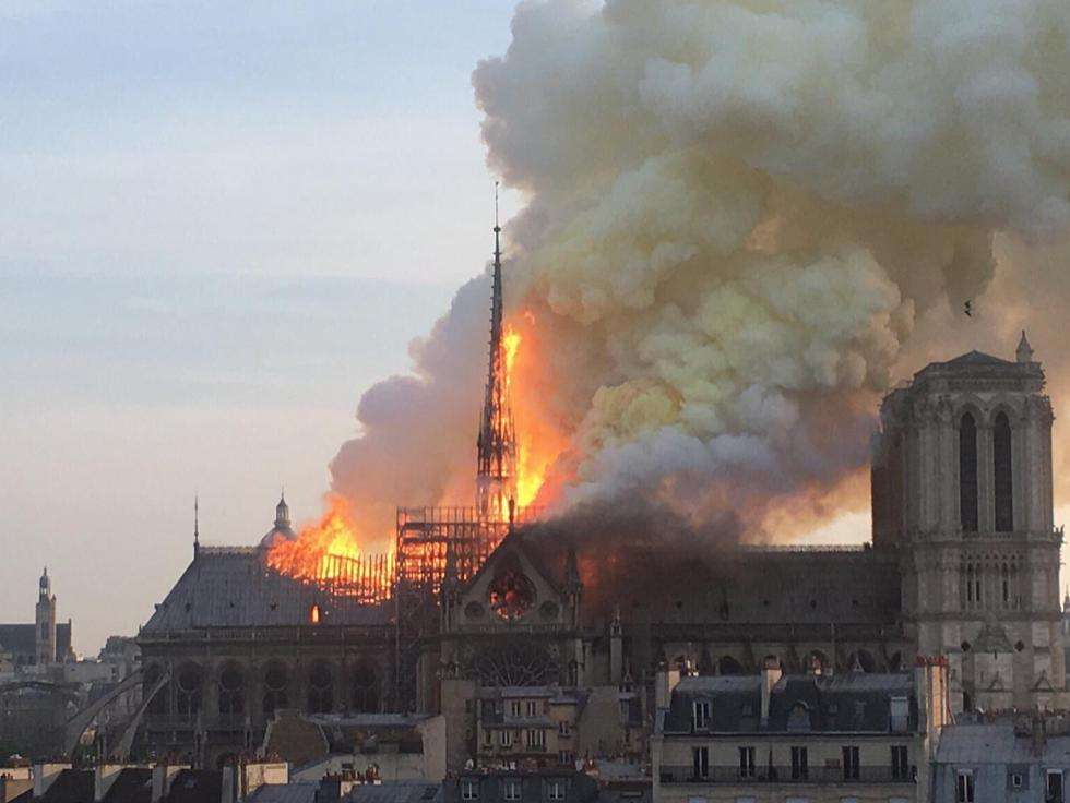 Γαλλία: Κατέρρευσε το βέλος της Παναγίας των Παρισίων από τη φωτιά που ξέσπασε! Βίντεο