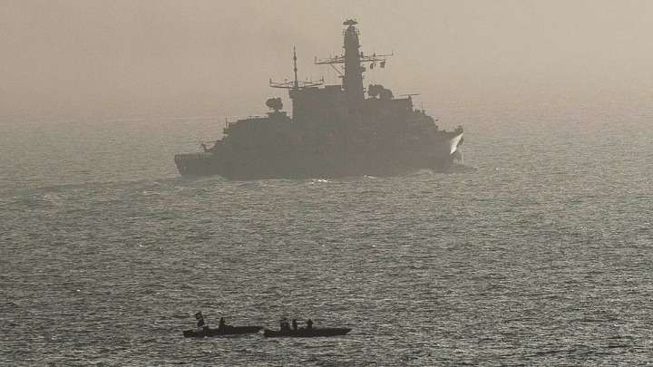 Ιρανικό πολεμικό πλοίο χτυπήθηκε από πύραυλο σε άσκηση στον Κόλπο του Ομάν