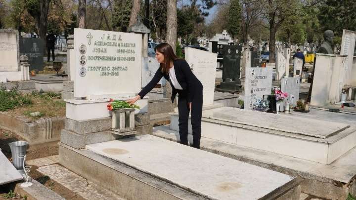 Η Μπέτυ Μπαζιάνα στον τάφο του Αλέξη Ζορμπά στα Σκόπια
