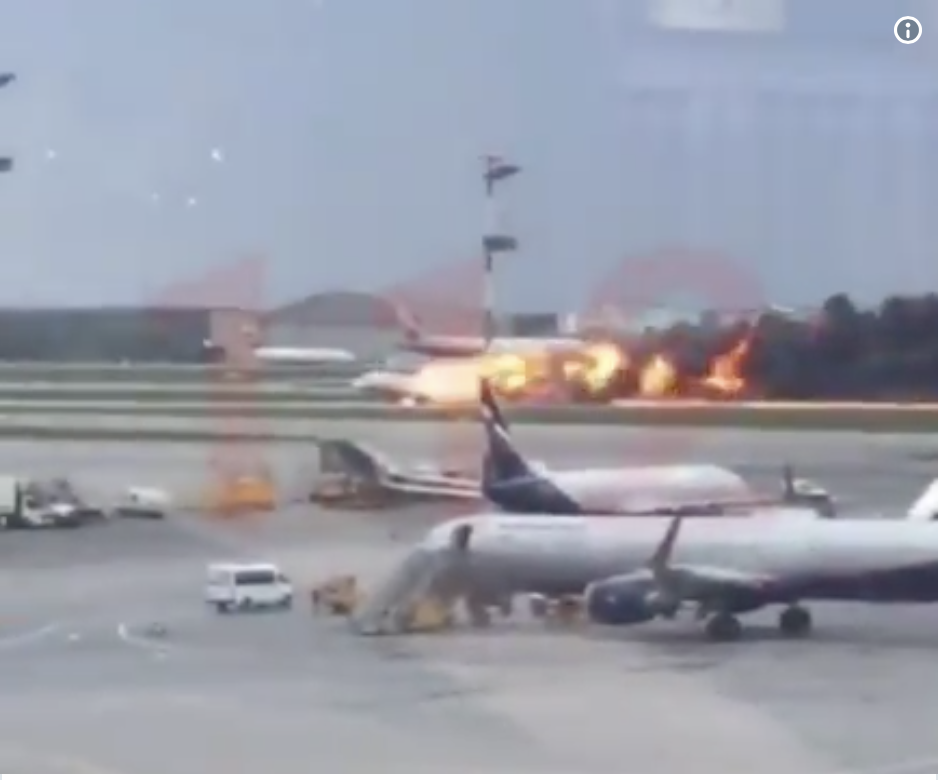 Ένας νεκρός και 10 τραυματίες από αναγκαστική προσγείωση φλεγόμενου αεροσκάφους στη Ρωσία-ΒΙΝΤΕΟ