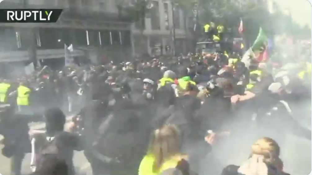  Συγκρούσεις στο Παρίσι μεταξύ των δυνάμεων ασφαλείας και των Black Blocs